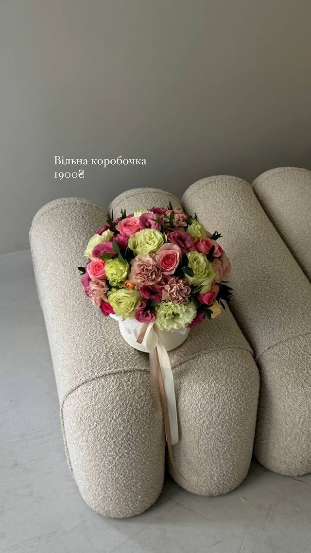 Ніжний букет вільна коробочка з трояндами та гвоздиками