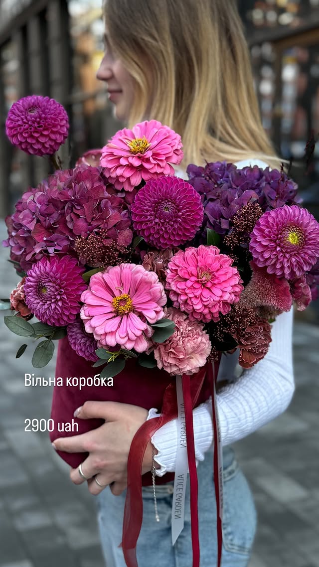 Яскравий букет з діантусів та астер у вінній коробці