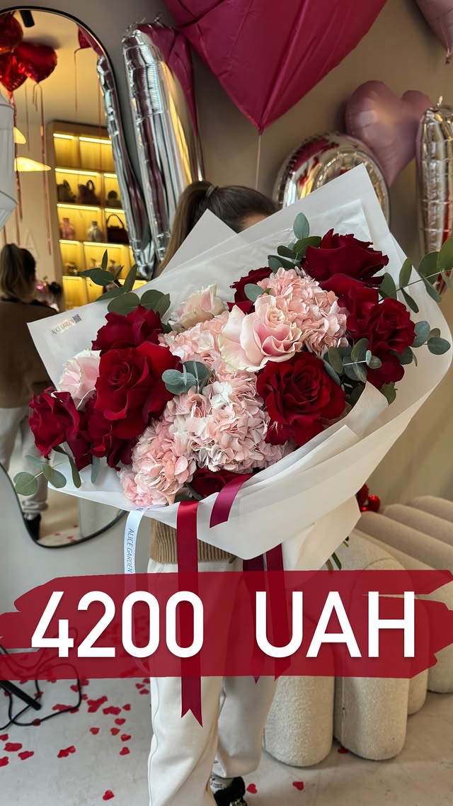 Розкішний букет троянд та гортензій в червоному та рожевому кольорах
