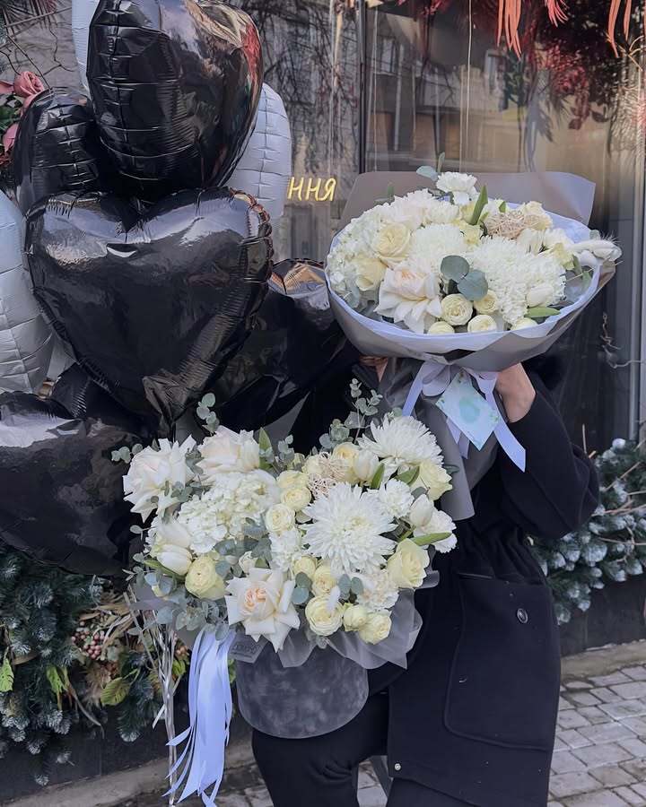 Elegant White Bouquet of Chrysanthemums and Roses