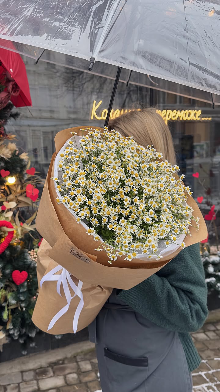 Large bouquet of daisies in kraft wrapping
