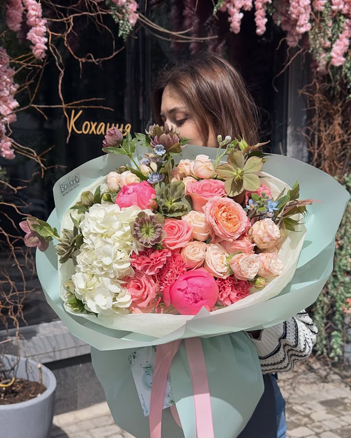 Bouquet with peony-like and pink roses «Juicy Colors»