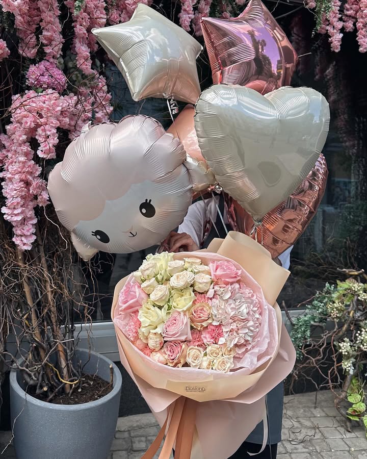Bouquet of delicate roses and hydrangea with balloons