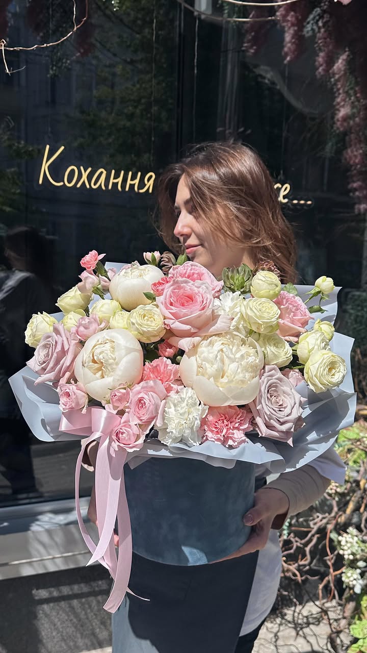 Luxurious Floral Arrangement with Peonies and Roses in Velvet Hat Box