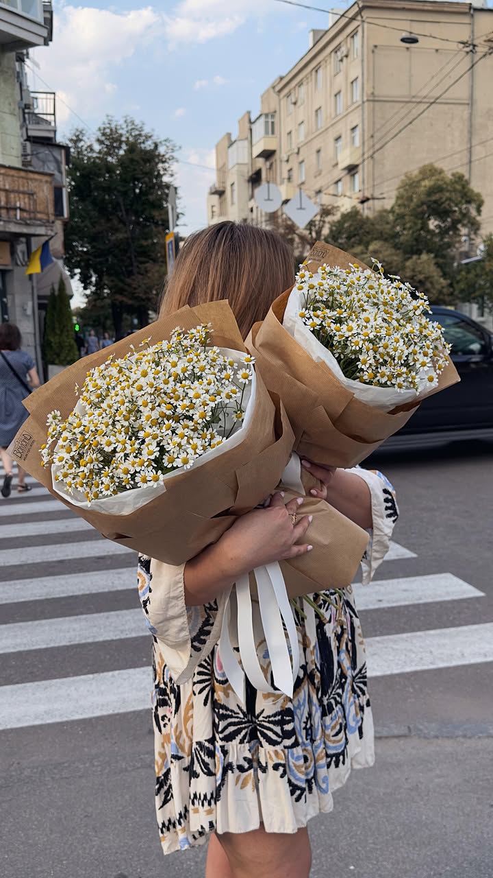 Chamomile Flower Bouquet in Kraft Paper