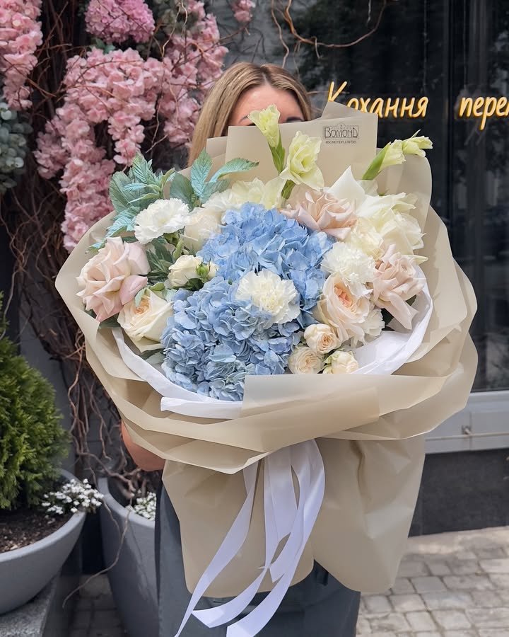 Bouquet of Blue Hydrangea and Cream Roses