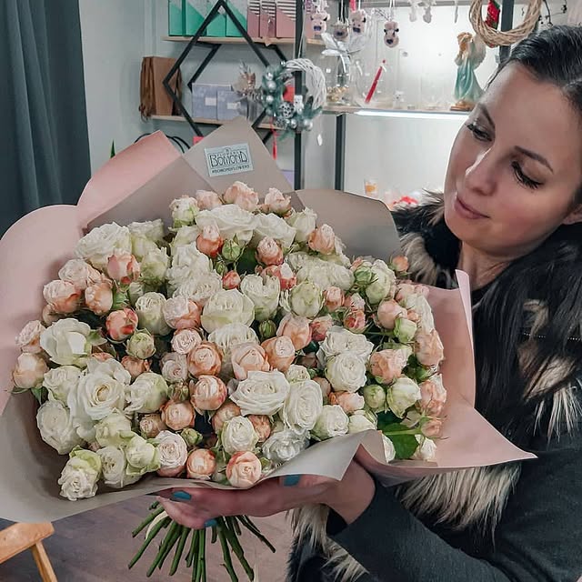 Bouquet of delicate cream-peach spray roses