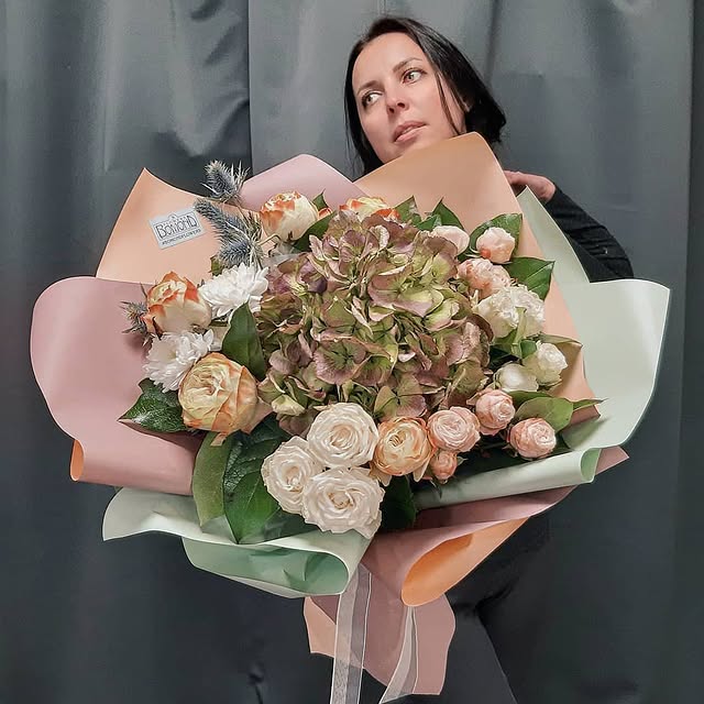 Large bouquet with hydrangea and roses in pastel tones