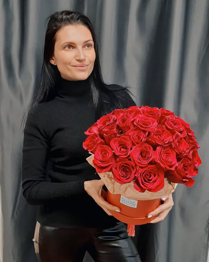 Bouquet of classic red roses in a stylish box