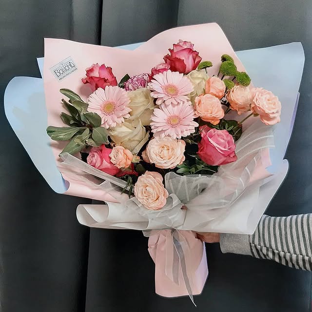 Luxurious bouquet of roses, gerberas and spray roses in pastel tones