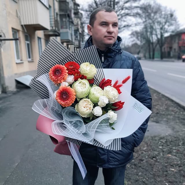 Elegant bouquet with white and red flowers