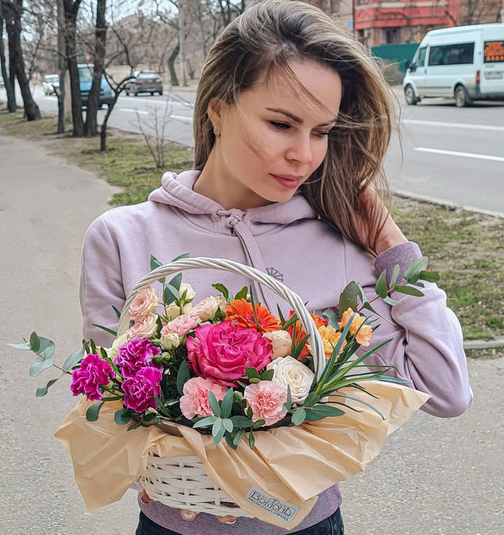 Кошик з яскравими трояндами та гвоздиками