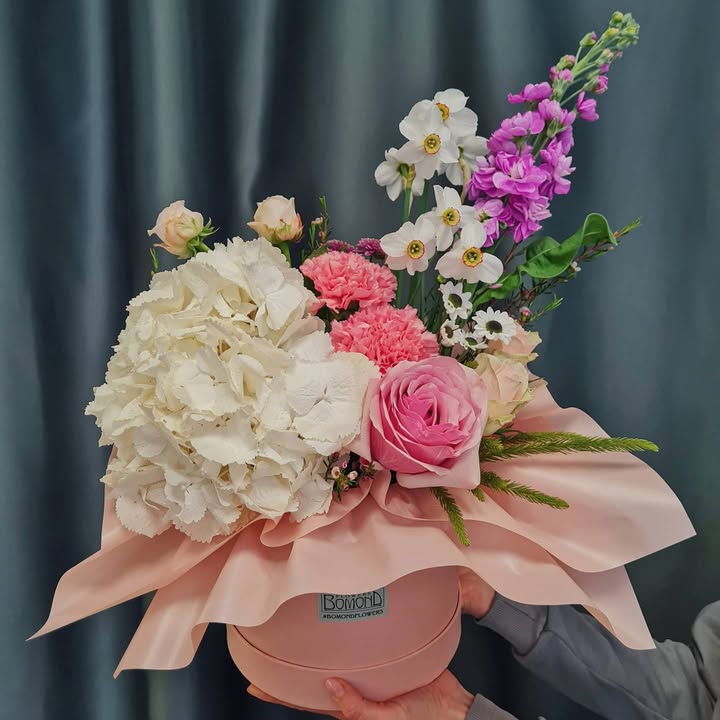 Delicate Flower Arrangement in Hat Box with Hydrangea and Roses