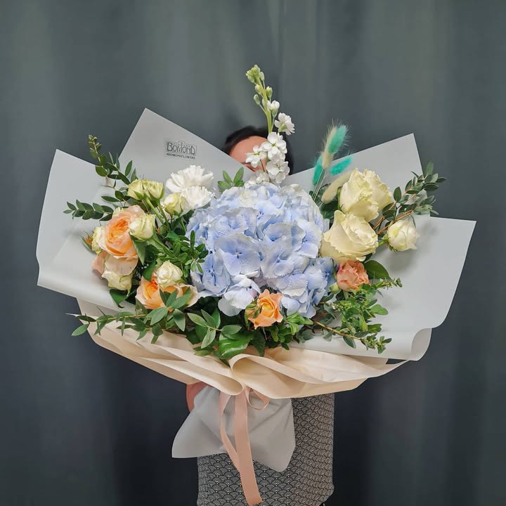 Bouquet with Blue Hydrangea and Cream Roses