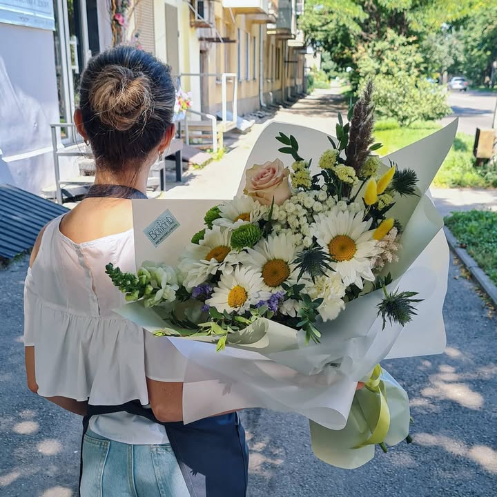 Букет "Нежные ромашки и роза" с зеленью