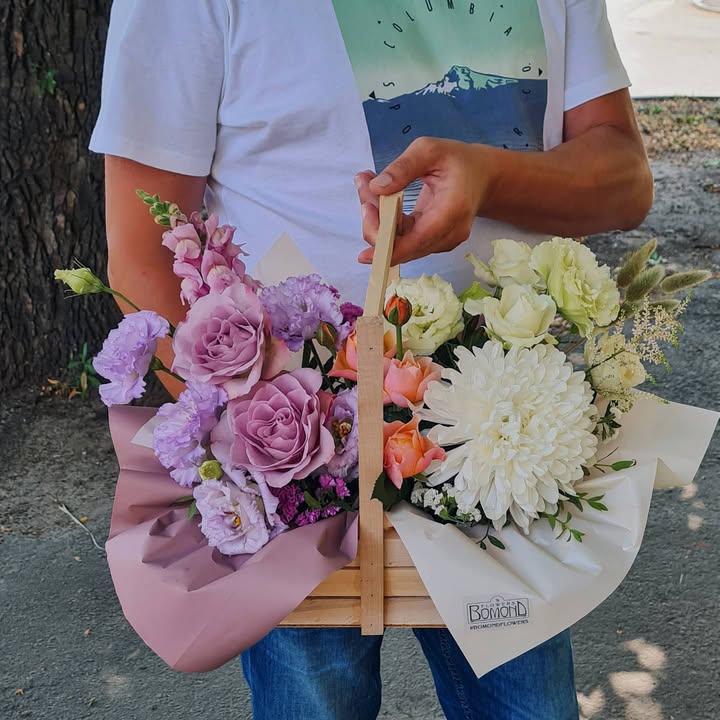 Літня ніжна композиція в дерев'яному кошику з трояндами та хризантемами