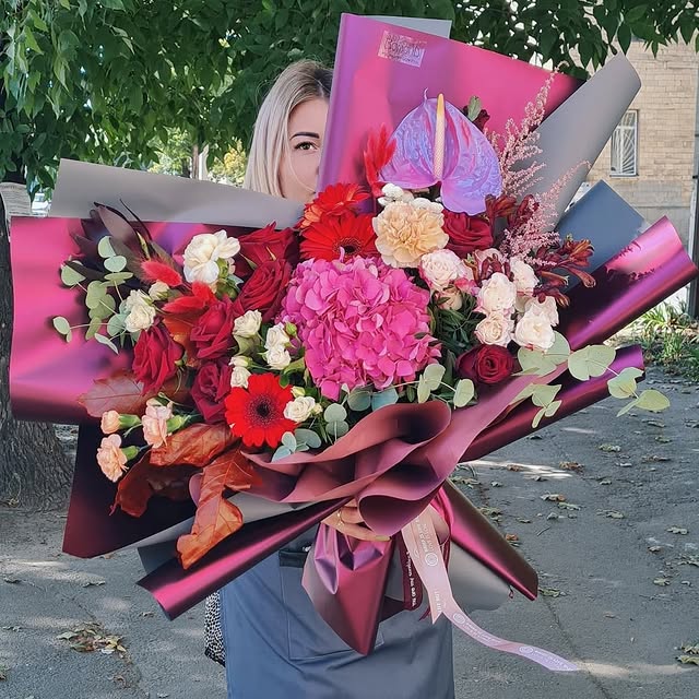 Bouquet with bright hydrangea and roses in rich autumn colors