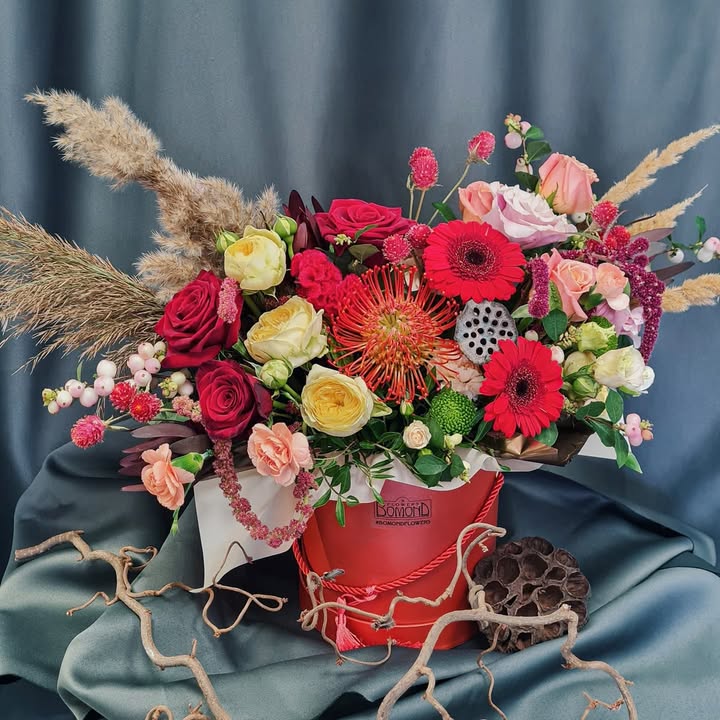 'Passionate Mix' Bouquet with Red and Pink Flowers in a Box