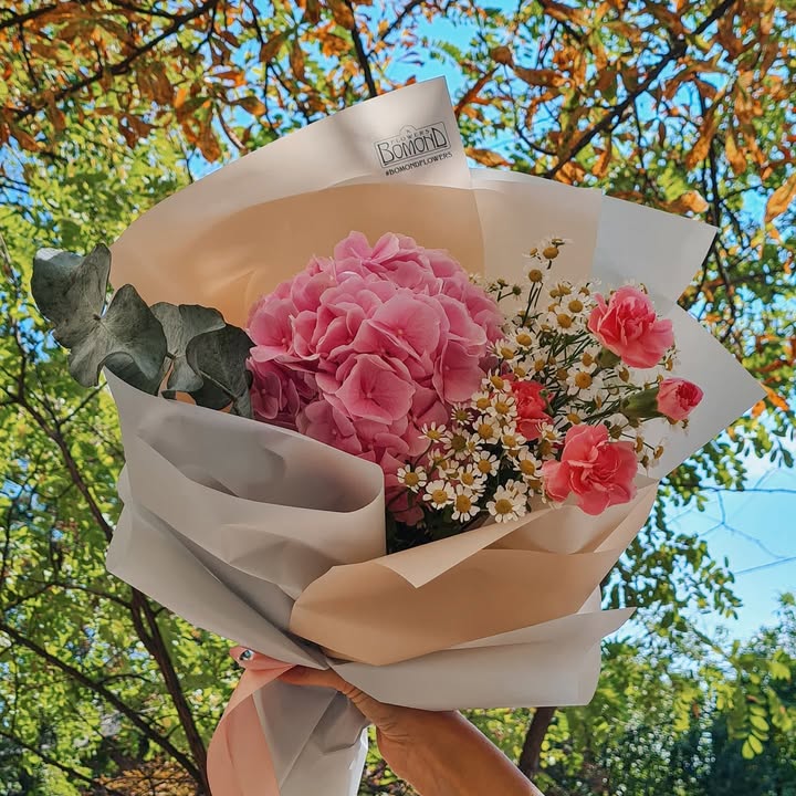 Bouquet with Pink Hydrangea and Daisies