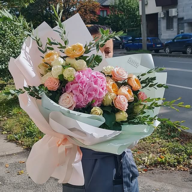 Bouquet with pastel roses and hydrangea