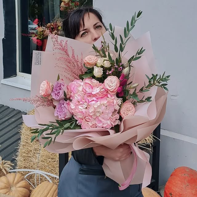 Large bouquet with hydrangea and roses in soft pastel tones