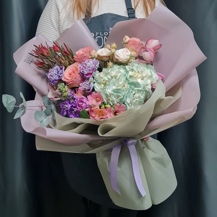 Hydrangea and Roses Bouquet "Autumn Mood"