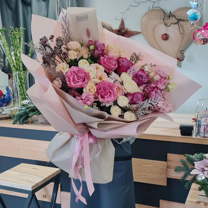 Luxurious Soft Pink Bouquet of Roses and Eustoma