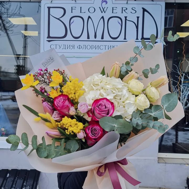 Bouquet with Hydrangea, Roses and Mimosa "Sunbeam"