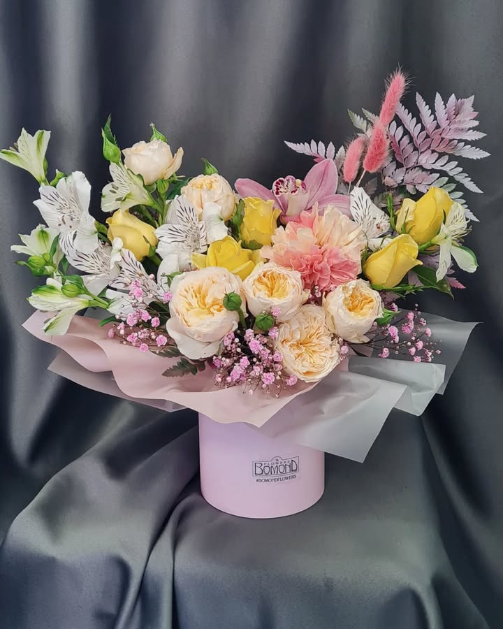 Flower Hat Box Bouquet with Roses, Orchid and Fresh Flowers