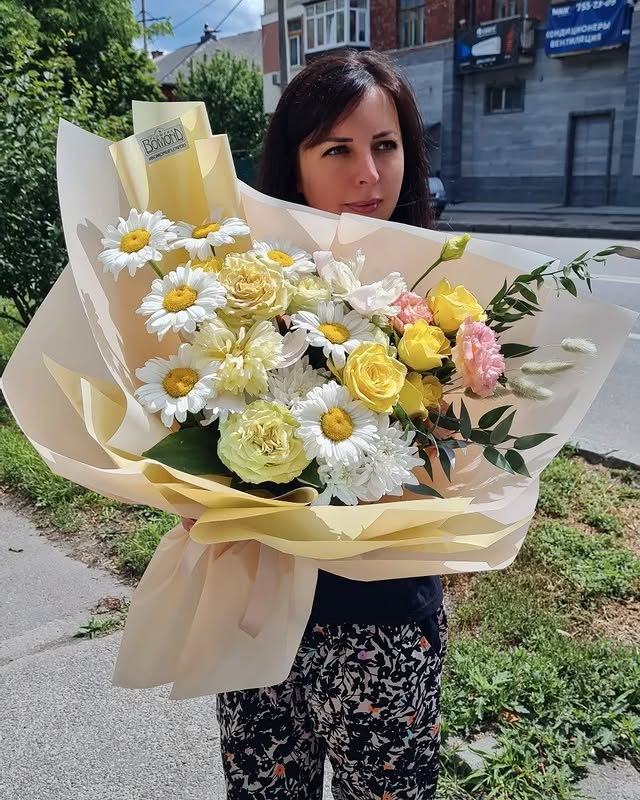 Summer bouquet with daisies and yellow roses