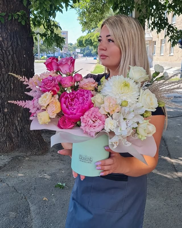 Flower Arrangement "Floral Dessert" with Pink and White Flowers in Hat Box