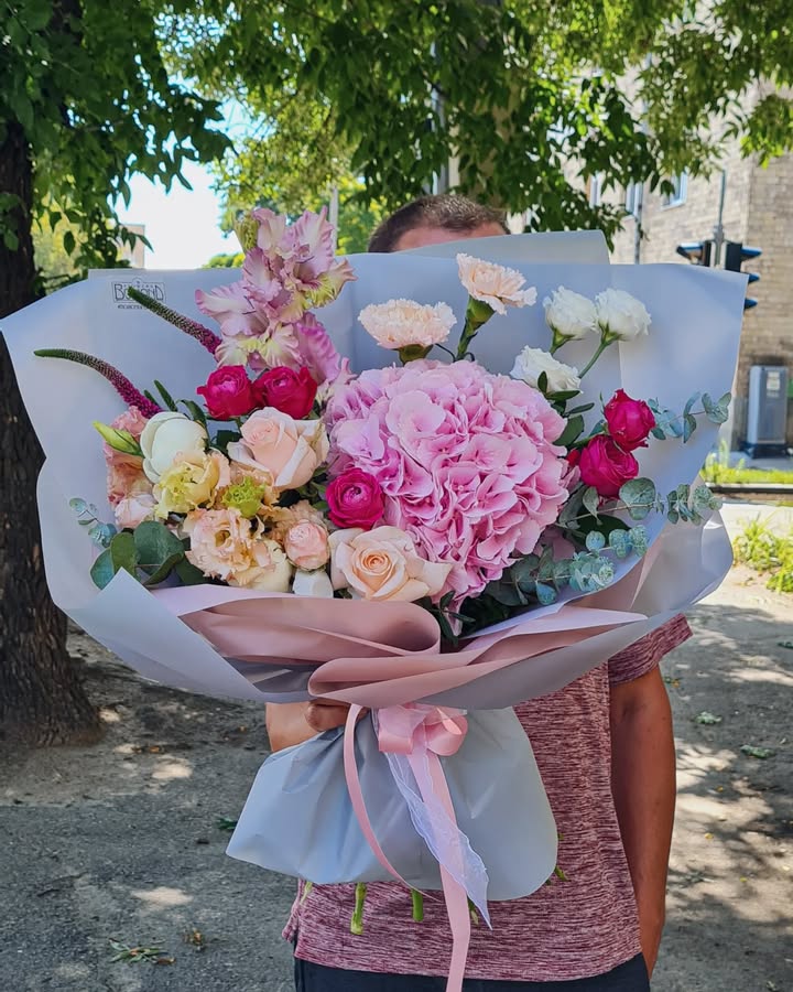 Bouquet of Hydrangea and Roses with Eustoma and Greenery