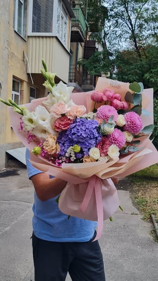 Букет из разноцветных цветов с гортензией и пионами