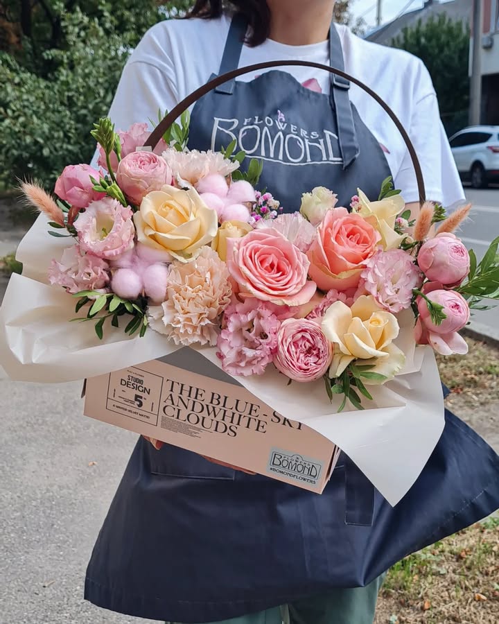 Elegant Hat Box Flower Bouquet with Roses and Eustoma