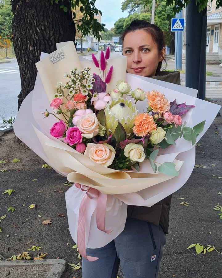 Bouquet with Protea and Roses in Soft Tones