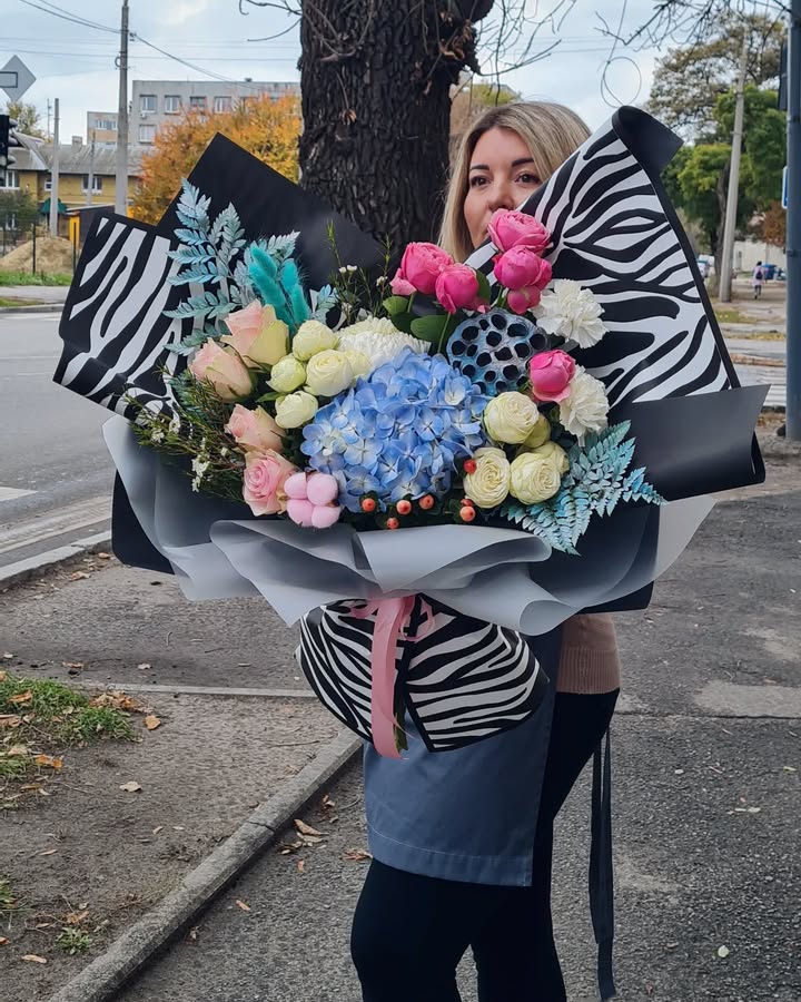 Large bouquet with hydrangea and roses in black and white zebra wrap