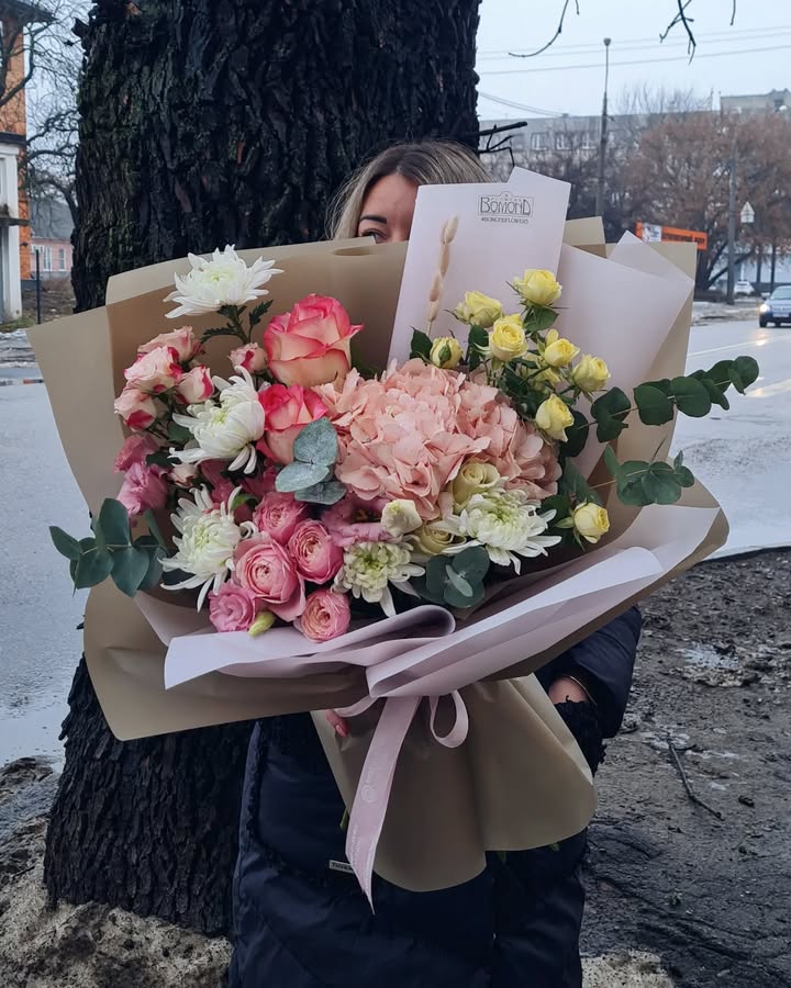 Bouquet of roses, hydrangeas and chrysanthemums in soft tones