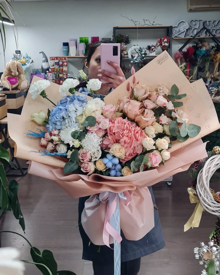 Large bouquet with hydrangea and roses in soft pastel colors