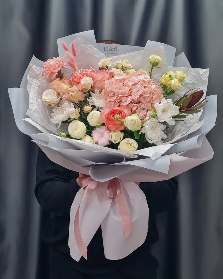 Bouquet with delicate hydrangea and cream roses