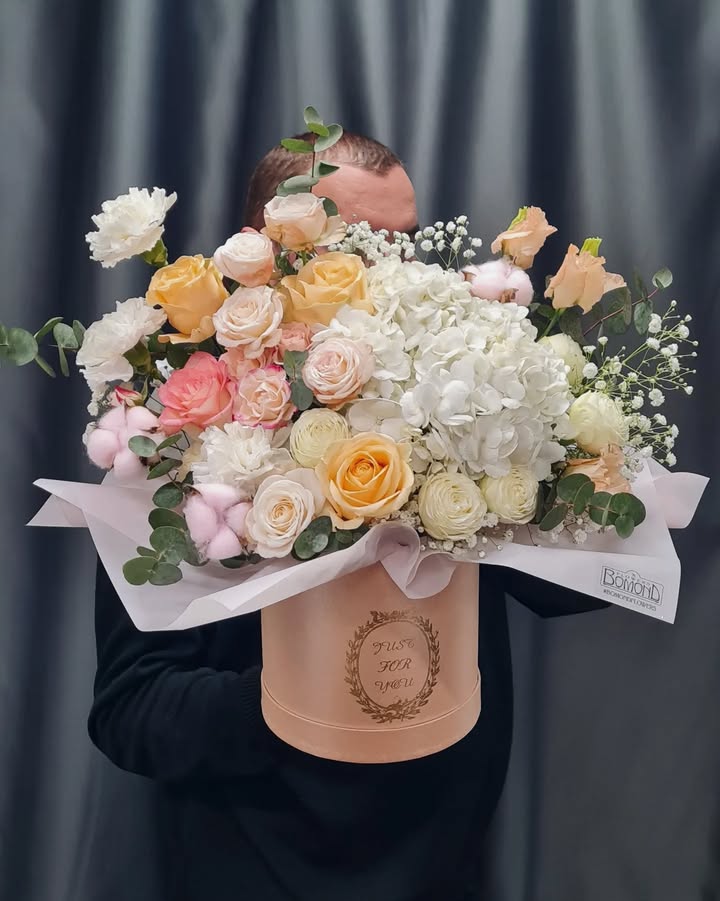 Hat Box Bouquet with Hydrangeas and Peach-White Roses