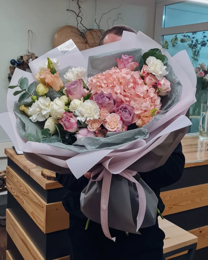 Large bouquet with hydrangea and roses in pastel tones
