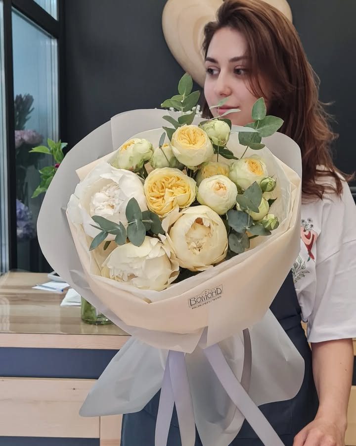 Букет из пионовидных роз и пионов кремово-желтый