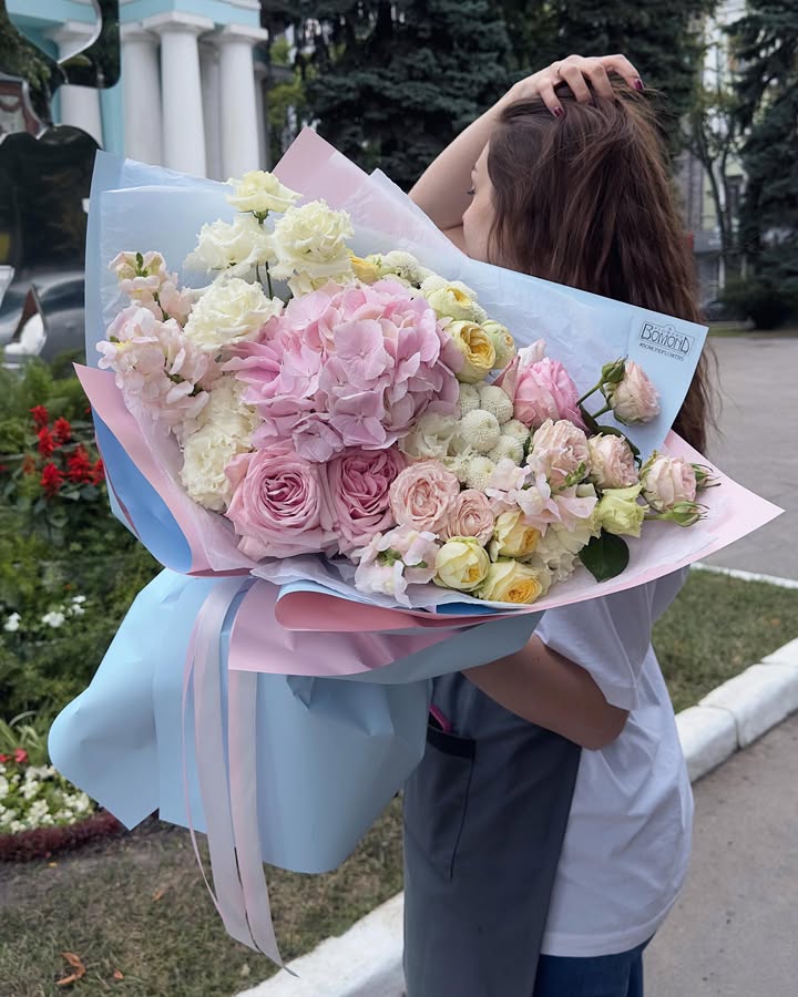 Large delicate bouquet of roses, hydrangea, and eustoma in pastel shades
