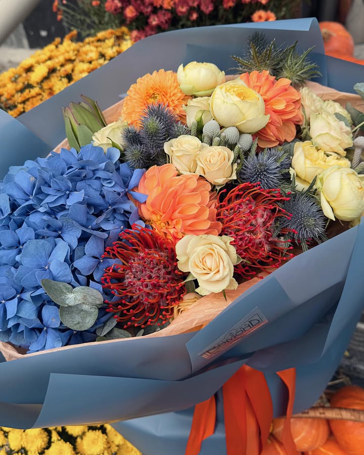 Bright Autumn Bouquet with Hydrangea and Roses