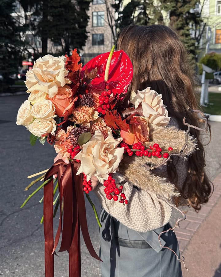 Autumn bouquet with cream roses and anthurium
