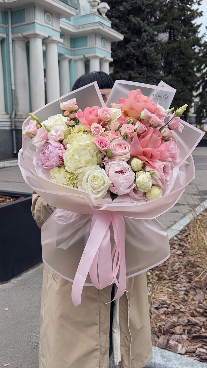 Large delicate bouquet of roses, peonies and hydrangeas