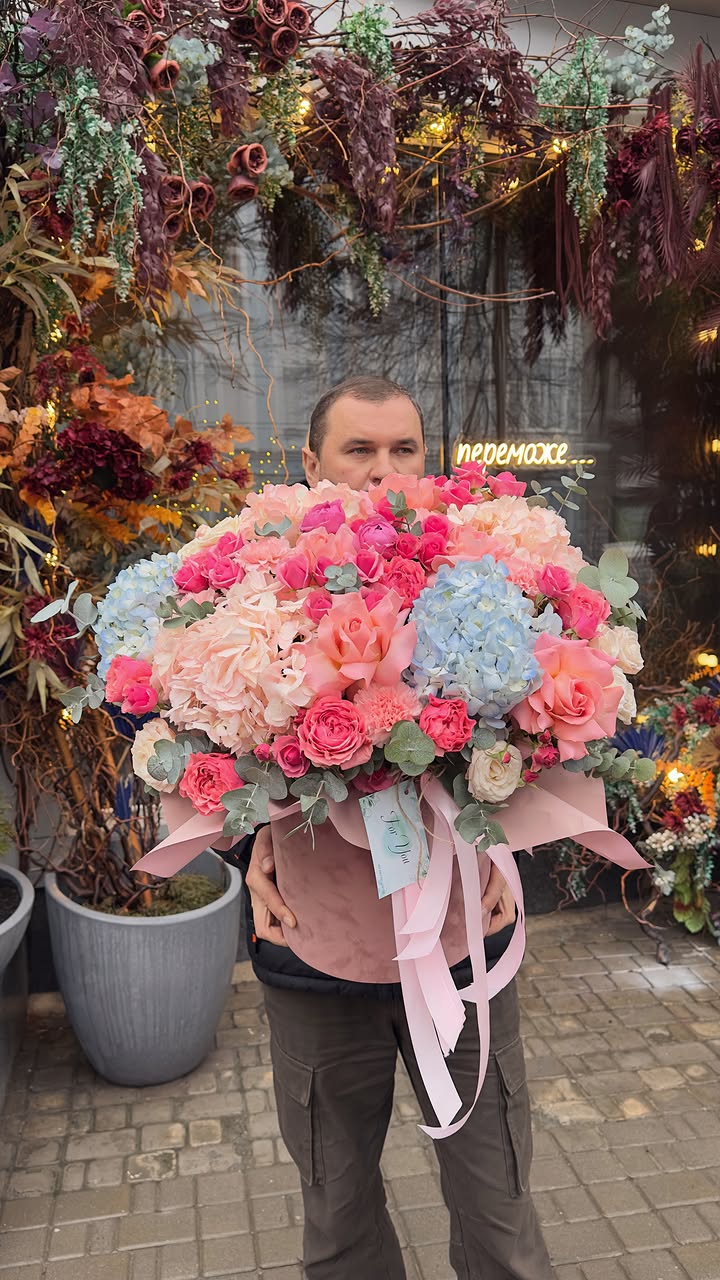 Luxury flower bouquet in a hatbox with hydrangeas and roses