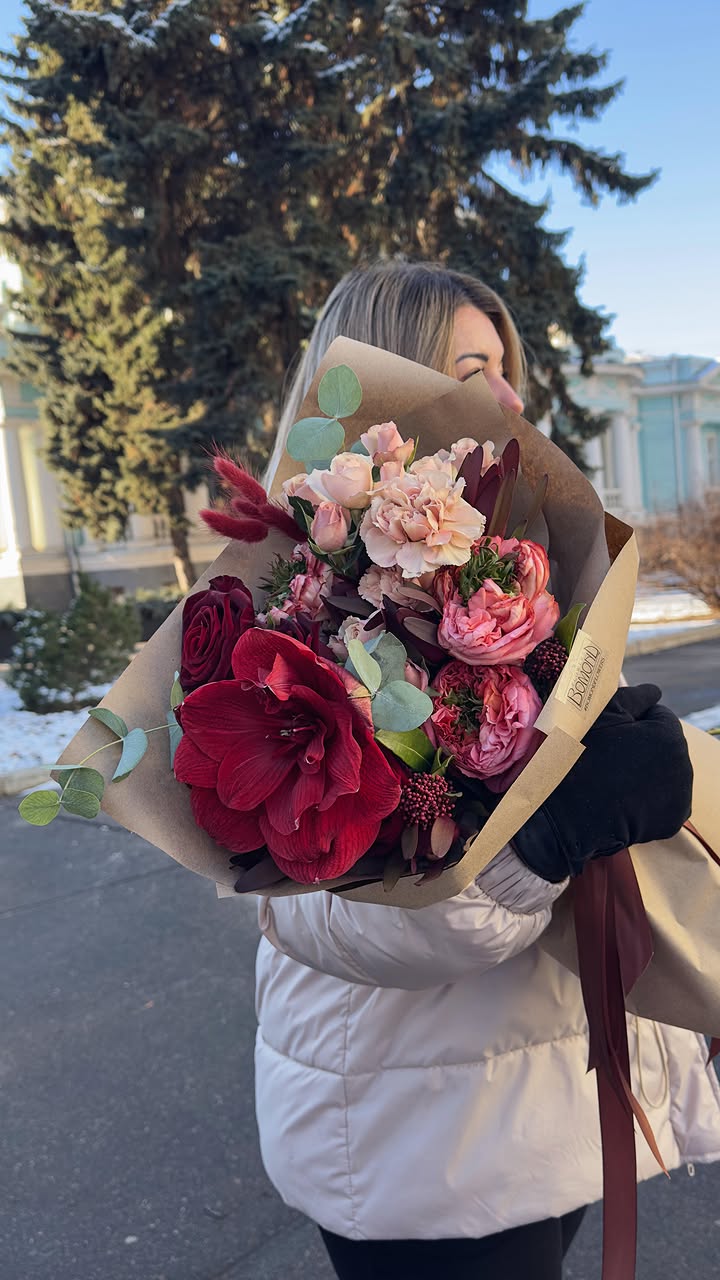 Bouquet of roses and amaryllis in warm tones