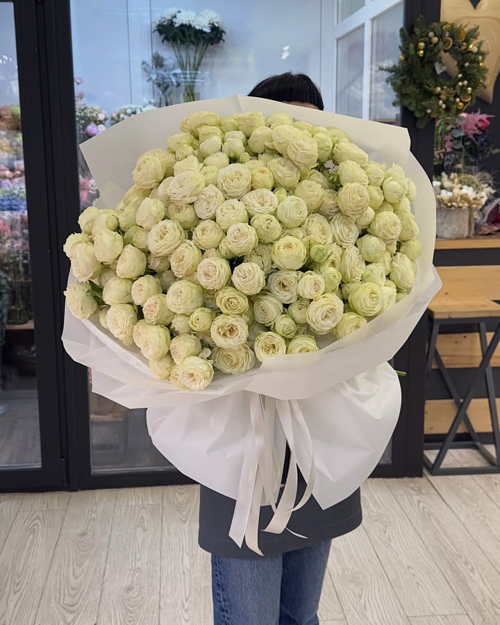 Bouquet of white peony-like roses