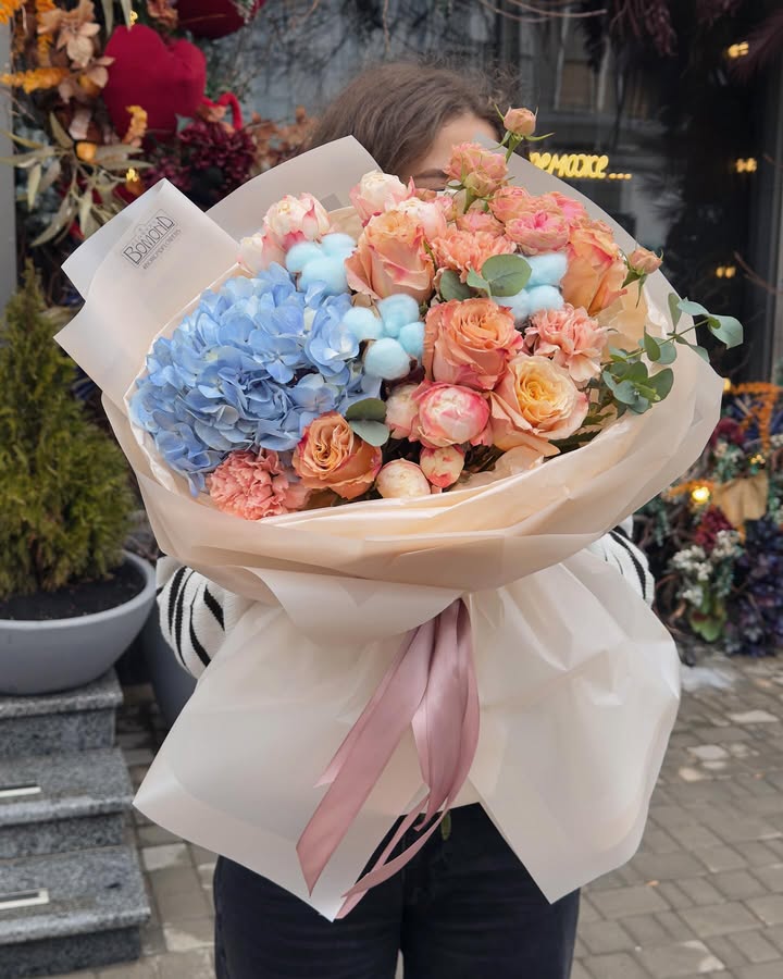 Bouquet with blue hydrangea and peach roses